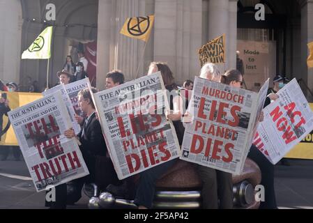 Melbourne, Australia. 25 marzo 2021. Insieme a bandiere e striscioni, i manifestanti di Extention Rebellion hanno creato grandi giornali fittizio con segnalazioni di eventi meteorologici estremi e problemi climatici in Australia. Ciò segue una settimana di azioni dirompenti da parte del gruppo al fine di sensibilizzare l'opinione pubblica e la Confederazione sui cambiamenti climatici. Credit: Jay Kogler/Alamy Live News Foto Stock