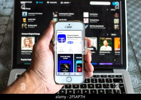 In questa illustrazione fotografica, l'app Amazon Music in App Store è visualizzata sullo schermo di uno smartphone e un sito Web Amazon Music è visualizzato sul portatile in background. (Foto di Thiago Prudencio / SOPA Images/Sipa USA) Foto Stock