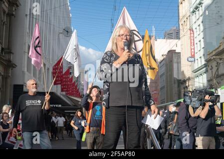 Melbourne, Australia. 25 marzo 2021. Un oratore a favore della ribellione per l’estinzione riallea la folla su Bourke Street come parte di una protesta contro la soppressione da parte di Rupert Murdoch della questione del cambiamento climatico nelle notizie australiane. Ciò segue una settimana di azioni dirompenti da parte del gruppo al fine di sensibilizzare l'opinione pubblica e la Confederazione sui cambiamenti climatici. Credit: Jay Kogler/Alamy Live News Foto Stock