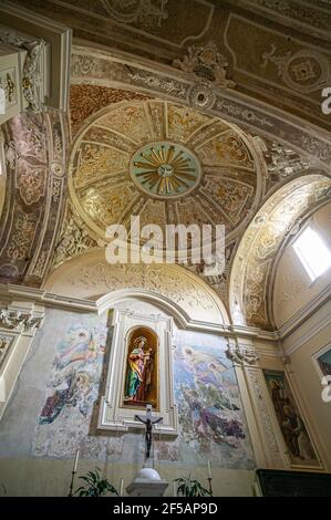 Altare con affreschi e volta decorata con stucchi, affreschi e oro nel monastero di Santa Maria della Misericordia. Lama dei Peligni, Abruzzo Foto Stock