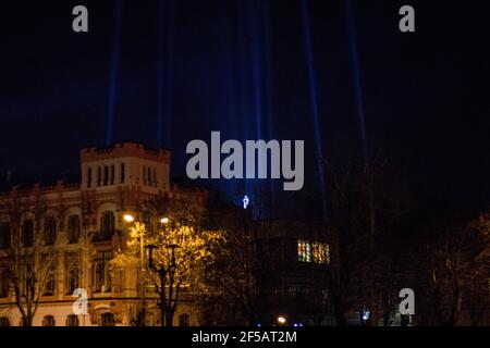 RIGA/LETTONIA - 17 NOVEMBRE 2017: Bandiere lettone. Festival della luce ‘’Strar riga’’, spettacolo di illuminazione laser a riga Foto Stock