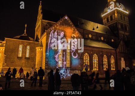 RIGA/LETTONIA - 17 NOVEMBRE 2017: Bandiere lettone. Festival della luce ‘’Strar riga’’, spettacolo di illuminazione laser a riga Foto Stock