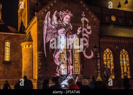 RIGA/LETTONIA - 17 NOVEMBRE 2017: Bandiere lettone. Festival della luce ‘’Strar riga’’, spettacolo di illuminazione laser a riga Foto Stock