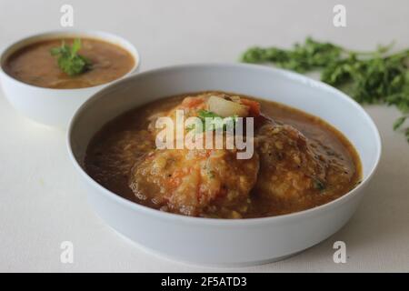 Idli Sambhar un cibo indiano tipicamente fatto in India del Sud ma gradito e preparato quasi in tutte le parti dell'India. Placcato bene. Scatto su sfondo bianco Foto Stock