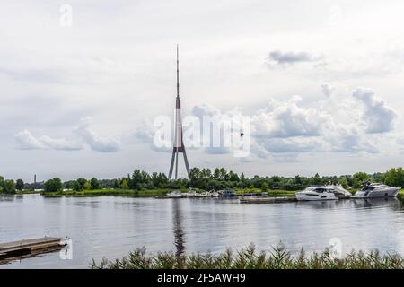 Splendida vista della radio riga e della Torre della TV, Lettonia Foto Stock