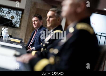 Da sinistra, Vicesegretario alla Difesa per le operazioni speciali e i conflitti a bassa intensità Christopher Maier, accompagnato dal comando speciale delle operazioni Gen. Richard Clarke, U.S. Cyber Command Commander, National Security Agency Director e Central Security Service Chief, Gen. Paul Nakasone, Interviene in un'audizione per esaminare il comando delle operazioni speciali degli Stati Uniti e il Cyber Command degli Stati Uniti in una revisione della richiesta di autorizzazione alla difesa per l'anno fiscale 2022 e del programma di difesa degli anni futuri, a Capitol Hill, giovedì 25 marzo 2021, A Washington. Foto di Andrew Harnik/Pool/ABA Foto Stock