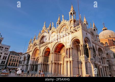 Dettagli sul tetto della Basilica di San Marco in Piazza San Marco a Venezia Foto Stock
