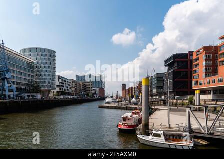 Amburgo, Germania - 7 agosto 2019: Paesaggio urbano del canale di Sandtorhafen e Elbphilharmonie, giorno di sole con cielo blu in estate Foto Stock