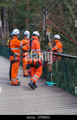 Dorset Fire Service che svolge un esercizio di formazione sul ponte sospeso ad Alum Chine, Bournemouth, Dorset UK nel mese di marzo durante il blocco Covid-19 Foto Stock