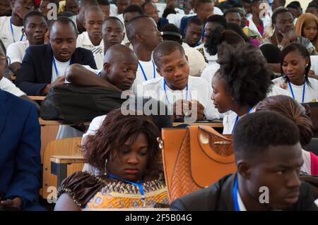 OUAGADOUGOU, BURKINA FASO - 28 NOVEMBRE 2017 : studenti del Burkinabé in attesa del discorso del presidente francese Emmanuel Macron all'università. Foto Stock