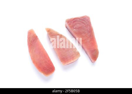 Bistecche di tonno pesce isolato su sfondo bianco. Vista dall'alto. Foto Stock