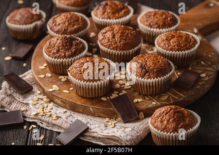 Muffin fatti in casa con fiocchi d'avena, burro di arachidi e cioccolato. Foto Stock