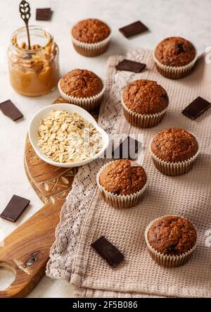 Muffin fatti in casa con fiocchi d'avena, burro di arachidi e cioccolato. Foto Stock