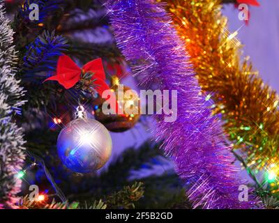 Albero di Natale decorato su sfondo sfocato. Foto Stock