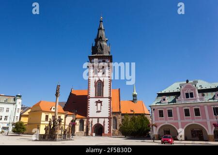 Chiesa del decano dell'assunzione della Vergine Maria e Torre della città Chomutov Repubblica Ceca Chiesa Torre nella città vecchia Foto Stock