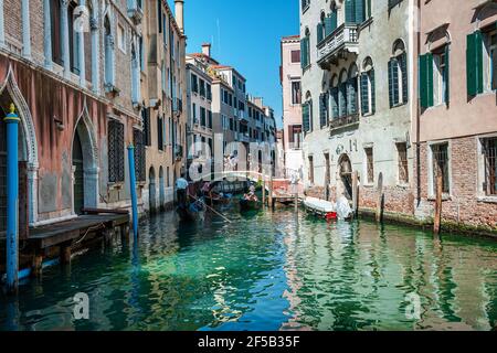 Venezia, Italia. 04 settembre 2018. Vista sul canale con il ponte pedonale e i Gandolieri veneziani. Foto Stock