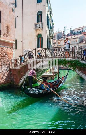 Venezia, Italia. 04 settembre 2018. Vista sul canale con il ponte pedonale e i Gandolieri veneziani. Foto Stock