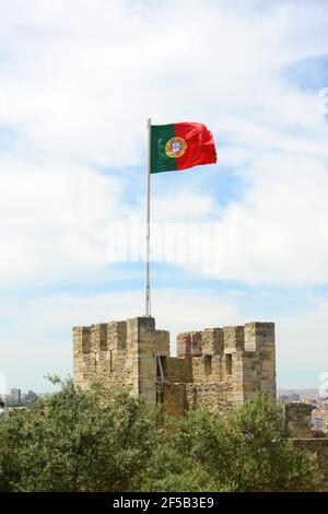Bandiera del Portogallo nel vento, in cima al Castello di Sao Jorge, Lisbona, Portogallo. Foto Stock