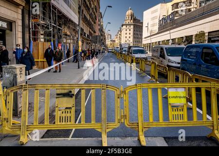 Barcellona, Spagna. 23 marzo 2021. La via Pelayo è vista durante i lavori di adattamento per due nuove corsie pedonali. Il consiglio comunale di Barcellona del sindaco Ada Colau applica la 'pianificazione tattica di emergenza' per recuperare per uso pedonale due delle corsie dei veicoli della popolare e commerciale via Pelayo. (Foto di Paco Freire/SOPA Images/Sipa USA) Credit: Sipa USA/Alamy Live News Foto Stock