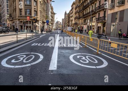 Barcellona, Spagna. 23 marzo 2021. Le corsie per la circolazione di veicoli con una velocità limitata a 30 km all'ora sono visibili in via Pelayo durante i lavori di adattamento per due nuove corsie pedonali. Il consiglio comunale di Barcellona del sindaco Ada Colau applica la "pianificazione tattica di emergenza" per recuperare per l'uso pedonale due del Vicoli di veicoli della popolare e commerciale via Pelayo. (Foto di Paco Freire/SOPA Images/Sipa USA) Credit: Sipa USA/Alamy Live News Foto Stock