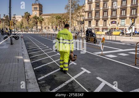 Barcellona, Spagna. 23 marzo 2021. Un operaio comunale è visto in via Pelayo durante i lavori di adattamento per due nuove corsie pedonali. Il consiglio comunale di Barcellona del sindaco Ada Colau applica 'pianificazione tattica di emergenza' per recuperare per uso pedonale due delle corsie del veicolo della popolare e commerciale via Pelayo. (Foto di Paco Freire/SOPA Images/Sipa USA) Credit: Sipa USA/Alamy Live News Foto Stock