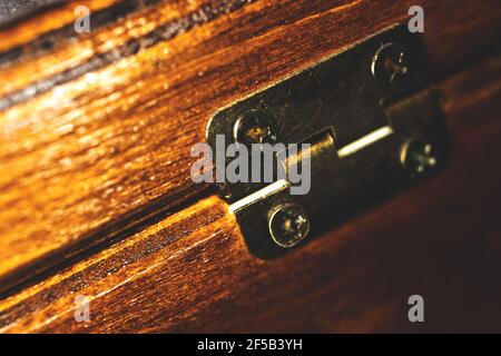 Macro foto di gioielleria petto, primo piano di vintage tesoro scatola con legno vecchio Foto Stock