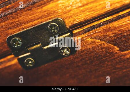 Macro foto di gioielleria petto, primo piano di vintage tesoro scatola con legno vecchio Foto Stock