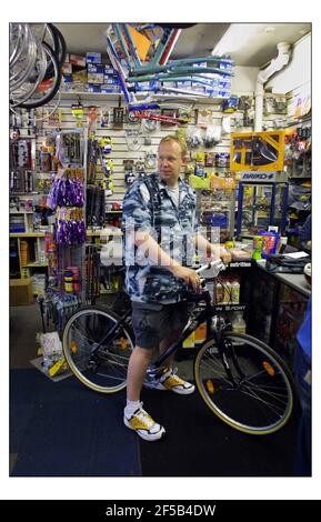 Cole Morton con istruttore di ciclo Steve Wagland (controllare l'ortografia) Fai un giro nel negozio di biciclette di Edwardes in Camberwell Road attraverso Elephant & Castle sul ponte di Waterloo in Soho.Pic David Sandison 13/6/2003 Foto Stock