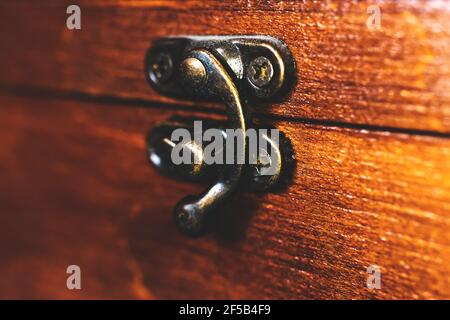 Cassa di gioielli primo piano, scatola di tesoro vintage con legno vecchio Foto Stock