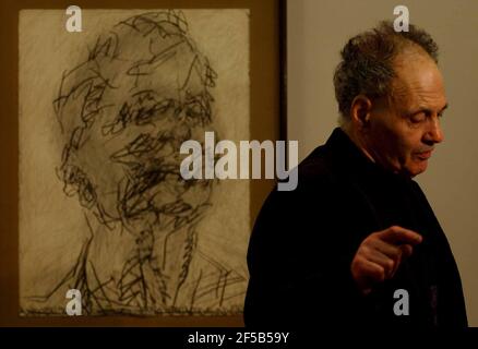 FRANK AUERBACH CON IL SUO AUTORITRATTO NEL NPG. 14 maggio 2002 PILSTON Foto Stock