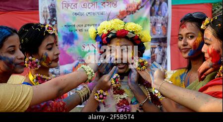 Kolkata, India. 25 Marzo 2021. Gli studenti celebrano Basanta Utsav e Holi - Colour Festival a Kolkata. (Foto di Sanjay Purkait/Pacific Press) Credit: Pacific Press Media Production Corp./Alamy Live News Foto Stock