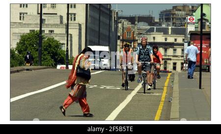 Cole Morton con istruttore di ciclo Steve Wagland (controllare l'ortografia) Fai un giro nel negozio di biciclette di Edwardes in Camberwell Road attraverso Elephant & Castle sul ponte di Waterloo in Soho.Pic David Sandison 13/6/2003 Foto Stock