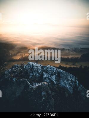 vista sulle montagne in una mattinata foggosa in austria Foto Stock