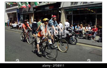 Cole Morton con istruttore di ciclo Steve Wagland (controllare l'ortografia) Fai un giro nel negozio di biciclette di Edwardes in Camberwell Road attraverso Elephant & Castle sul ponte di Waterloo in Soho.Pic David Sandison 13/6/2003 Foto Stock