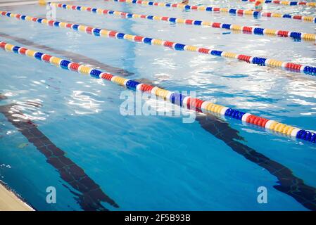 Corsie in una piscina olimpionica da competizione. Foto Stock