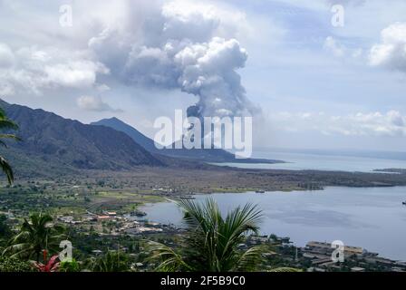 Si affaccia sulla città di Rabaul, Papua Nuova Guinea al vulcano attivo del Monte Tavurvur. Foto Stock