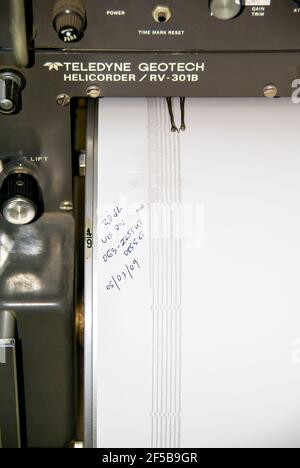 All'interno dell'Osservatorio Volcanologico Rabaul, i sismografi registrano il movimento della terra per rilevare le eruzioni dei vulcani. Rabaul, Papua Nuova GUI Foto Stock
