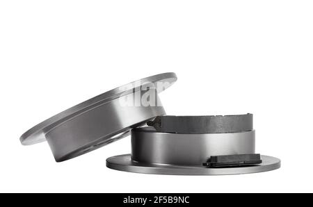 kit di due dischi freno posteriori in acciaio con pastiglie freno, pezzi di ricambio oggetti isolati su fondo bianco. Foto Stock