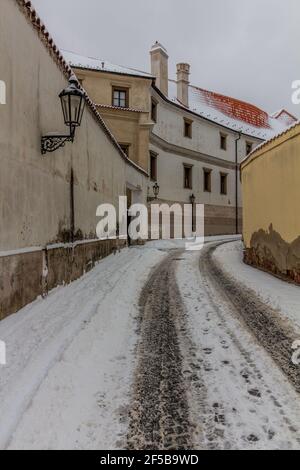 Vista invernale di via Kanovnicka a Praga, Repubblica Ceca Foto Stock