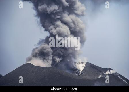 Monte Tavurvur vulcano attivo. Rabaul; Papua Nuova Guinea; Foto Stock