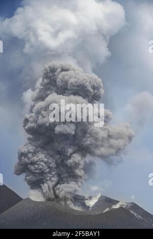 Monte Tavurvur vulcano attivo. Rabaul; Papua Nuova Guinea; Foto Stock