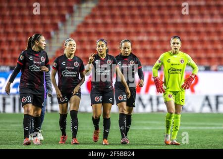 Tijuana, Messico. 22 marzo 2021. I giocatori di Tijuana camminano durante il gioco LIGA MX Femenil tra Tijuana e Monterrey all'Estadio Caliente a Tijuana, Baja California, Messico. Credit: SPP Sport Press Photo. /Alamy Live News Foto Stock