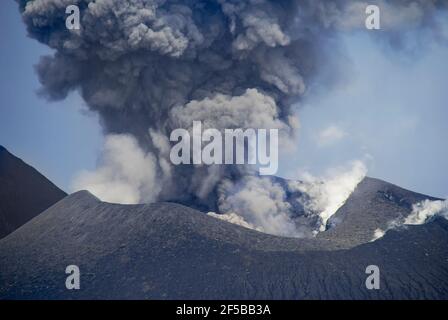 Monte Tavurvur vulcano attivo. Rabaul; Papua Nuova Guinea; Foto Stock