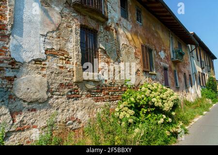 Pista ciclabile lungo il Naviglio Grande da Abbiategrasso a Turbigo (Lombardia), a Robecco sul Naviglio Foto Stock