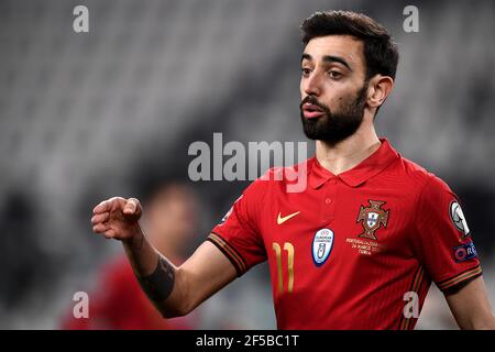 Torino, Italia - 24 marzo 2021: Bruno Fernandes del Portogallo gesti durante la Coppa del mondo FIFA 2022 Qatar qualificante partita di calcio tra Portogallo e Azerbaigian. Il Portogallo affronta l'Azerbaigian in un luogo neutrale a Torino a porte chiuse per impedire la diffusione delle varianti Covid-19. Il Portogallo ha vinto 1-0 sull'Azerbaigian. Credit: Nicolò campo/Alamy Live News Foto Stock