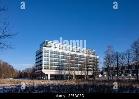 Munkkiniemen puistotie 25. L'ex sede centrale della Kone Corporation si è trasformata in un edificio residenziale. Distretto di Munkkiniemi di Helsinki, Finlandia. Foto Stock