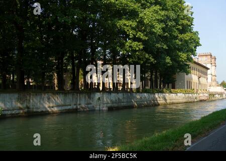 Pista ciclabile lungo il Naviglio Grande da Abbiategrasso a Turbigo (Lombardia), a Robecco sul Naviglio: Villa Gaia Foto Stock