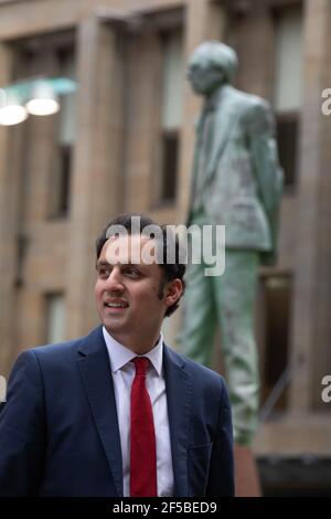 Glasgow, Regno Unito. 25 Marzo 2021. ANAS Sarwar, leader del Partito laburista scozzese, promuove il messaggio elettorale del suo partito C un piano di ripresa nazionale, accanto alla statua dell'ex leader laburista scozzese e primo ministro, Donald Dewar, a Glasgow. Photo Credit: jeremy sutton-hibbert/Alamy Live News Foto Stock