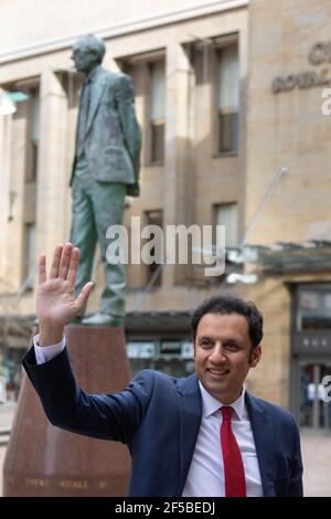 Glasgow, Regno Unito. 25 Marzo 2021. ANAS Sarwar, leader del Partito laburista scozzese, promuove il messaggio elettorale del suo partito C un piano di ripresa nazionale, accanto alla statua dell'ex leader laburista scozzese e primo ministro, Donald Dewar, a Glasgow. Photo Credit: jeremy sutton-hibbert/Alamy Live News Foto Stock