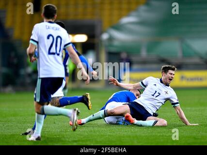 Paddy McNair (a destra) dell'Irlanda del Nord viene affrontato dal Marco Verratti italiano durante la partita di qualificazione della Coppa del mondo FIFA 2022 di gruppo C allo Stadio Ennio Tardini di Parma. Data immagine: Giovedì 25 marzo 2021. Foto Stock